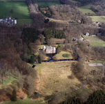 842212 Luchtfoto van kasteel Maarsbergen met het omliggende bos (Maarnse Grindweg 30) te Maarsbergen (gemeente Maarn), ...